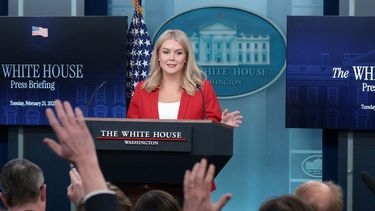 La secretaria de prensa de la Casa Blanca, Karoline Levitt, responde preguntas de representantes de medios de prensa.