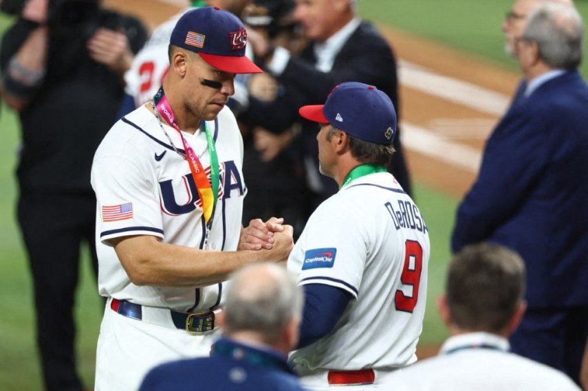 Aaron Judge #99 y el entrenador Mark DeRosa #9 del equipo de Estados Unidos se dan la mano tras recibir sus medallas de plata luego de la derrota por 3-2 ante Venezuela en el loanDepot Park el 17 de marzo de 2026 en Miami, Florida.&nbsp;