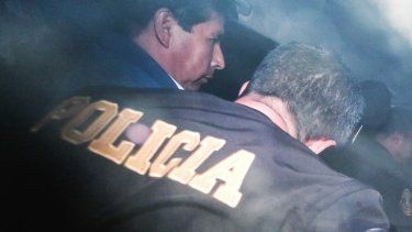El presidente derrocado de Perú, Pedro Castillo, es escoltado por la policía en la comisaría donde está detenido en Lima, Perú, el miércoles 7 de diciembre de 2022.&nbsp; &nbsp;