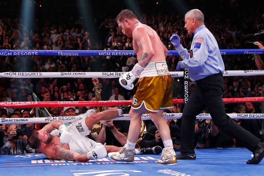 Canelo Álvarez, de México, derriba a Caleb Plant durante una pelea de unificación por el título súper mediano el sábado 6 de noviembre de 2021 en Las Vegas.&nbsp;