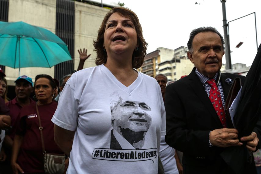 Mitzy Capriles publicó en la cuenta de Twitter de su esposo un mensaje en el que señala: Crece el expediente que recopila los abusos del régimen contra mujeres y lideres de oposición.