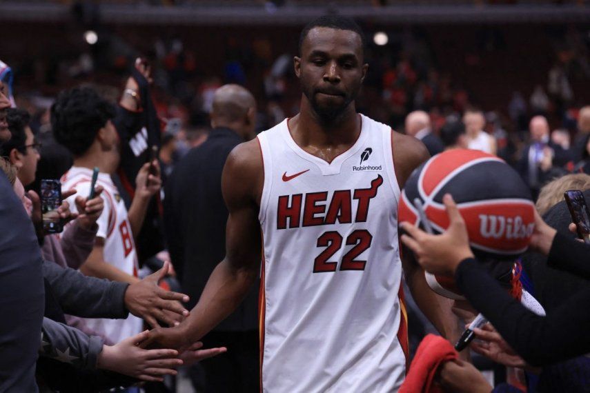 El jugador Andrew Wiggins, del Heat de Miami, saluda a los fanáticos luego de una victoria de su equipo ante los Bulls de Chicago, el 16 de abril de 2025.