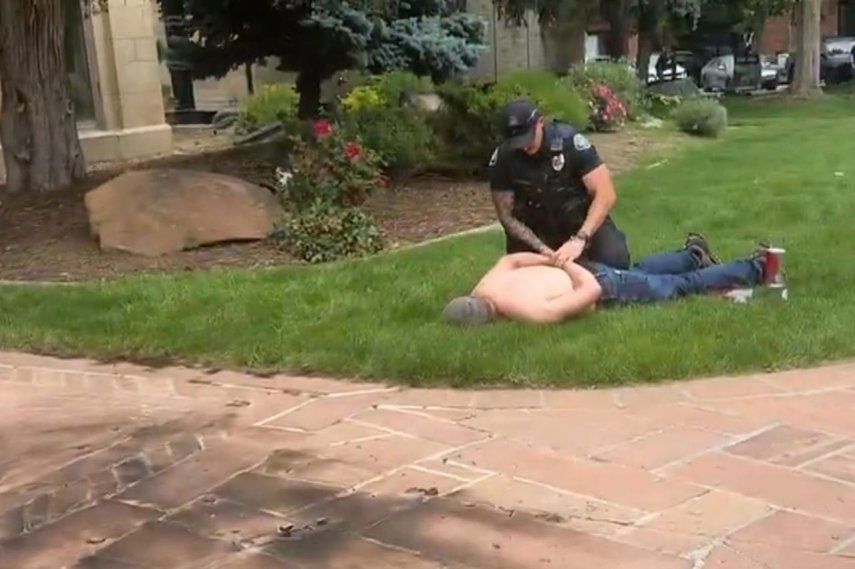 Captura de video del arresto de Mohamed Sabry Solimana, acusado de prender fuego a varias personas en una zona comercial en Boulder, Colorado.