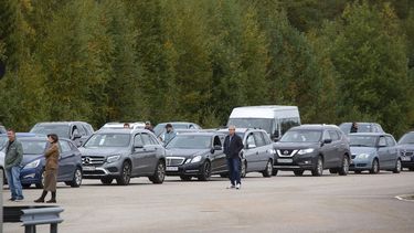 Autos hacen fila para cruzar la frontera de Rusia a Finlandia en el retén Vaalima en Virolahti, Finlandia, el viernes 23 de septiembre de 2022.&nbsp;