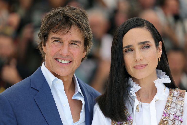 El actor estadounidense Tom Cruise (izquierda) y la actriz estadounidense Jennifer Connelly posan durante una sesión fotográfica para la película "Top Gun: Maverick" en la 75ª edición del Festival de Cine de Cannes en Cannes, sur de Francia, el 18 de mayo de 2022.  