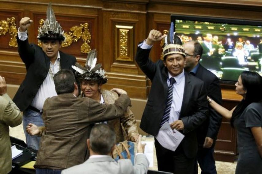 La semana pasada, Julio Ygarza, Nirma Guarulla y Romel Guzmana acudieron al Parlamento venezolano para entregar la carta en la que solicitaron reintegrarse al Poder Legislativo (CORTESÍA)  