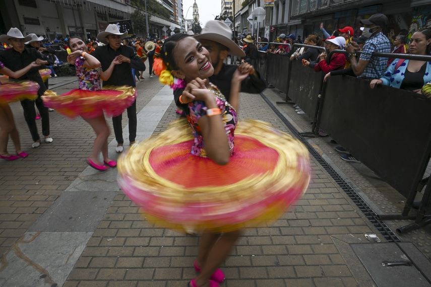 Bailarines interpretan la danza tradicional colombiana y venezolana Joropo durante una presentación para celebrar su inscripción como Patrimonio Cultural Inmaterial de la Humanidad por la UNESCO en Bogotá, el 6 de noviembre de 2022.