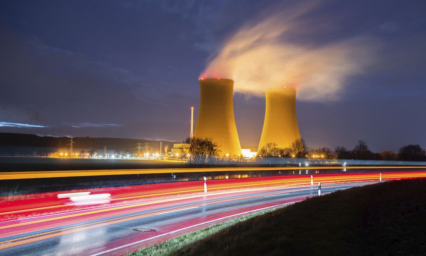 Vapor emana de las torres de enfriamiento de la planta de energía nuclear Grohnde, cerca de Grohnde, Alemania, el miércoles 29 de diciembre de 2021.&nbsp;