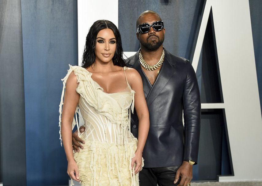 Kim Kardashian West, izquierda, y Kanye West llegan a la Vanity Fair Oscar Party en Beverly Hills, California, el 9 de febrero de 2020. Kardashian West está pidiendo al público que muestre compasión y empatía con su esposo Kanye West, quien dice que es bipolar. 