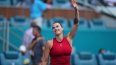 La bielorrusa Aryna Sabalenka saluda al público luego de conseguir una victoria en el Abierto de Miami, el 24 de marzo de 2025.