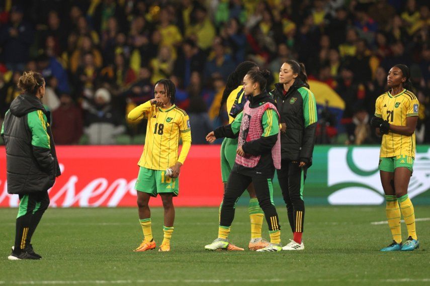 Jugadoras de Jamaica reaccionan luego de perder ante Colombia en los octavos de final de la Copa Mundial femenina, en Melbourne, Australia, el martes 8 de agosto de 2023.
