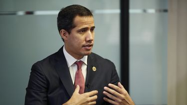 El presidente encargado de Venezuela, Juan Guaidó, habla durante una entrevista con The Associated Press en Caracas, Venezuela, el viernes 23 de agosto de 2019.
