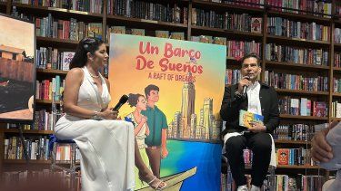 Jenisbel Acevedo e Ismael Cala en la presentación del libro Un barco de sueños.