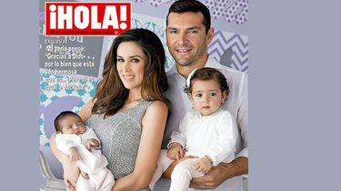 La familia Fuentes Bracamontes en la portada de la revista Hola en la edición de México. (Foto Captura de Hola de México)