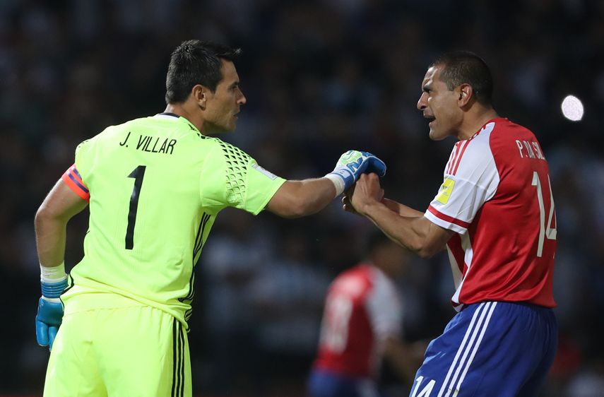 Paulo Da Silva (derecha) felicita a Justo Villar (izquierda), arquero de la selección de Paraguay tras atajar un tiro penal ejecutado por&nbsp;&nbsp;Sergio Agüero&nbsp;de&nbsp;Argentina