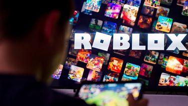 Un niño juega utiliza la plataforma de videojuegos Roblox.
