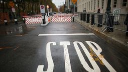 &nbsp;Vista de una calle totalmente cerrada alrededor del tribunal del Distrito Sur en Brooklyn, Nueva York, durante la celebración del juicio del narcotraficante mexicano Joaquín el&nbsp;Chapo Guzmán Loera.