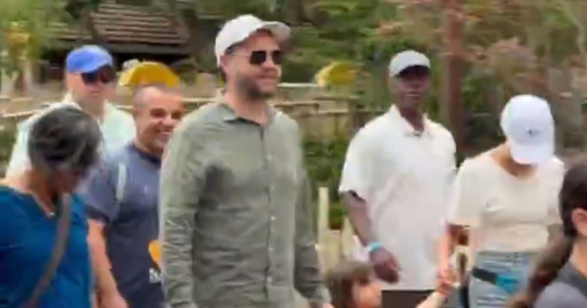 JD Vance, blanco de ataques alentados por demócratas durante visita familiar a Disneyland en California