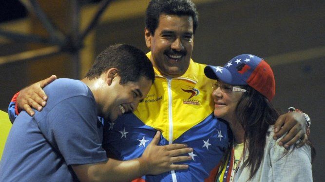Nicolás Maduro (C), abraza a su esposa Cilia Flores (I) y a su hijo Nicolás Maduro durante un mitin de campaña en Puerto Ordaz, estado Bolívar, Venezuela, el 6 de abril de 2013. 