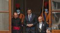 El presidente del gobierno español, Pedro Sánchez, centro, sale del patio de San Dámaso después de su encuentro con el papa Francisco, Ciudad del Vaticano, sábado 24 de octubre de 2020. El presidente del gobierno español, Pedro Sánchez, centro, sale del patio de San Dámaso después de su encuentro con el papa Francisco, Ciudad del Vaticano, sábado 24 de octubre de 2020.
