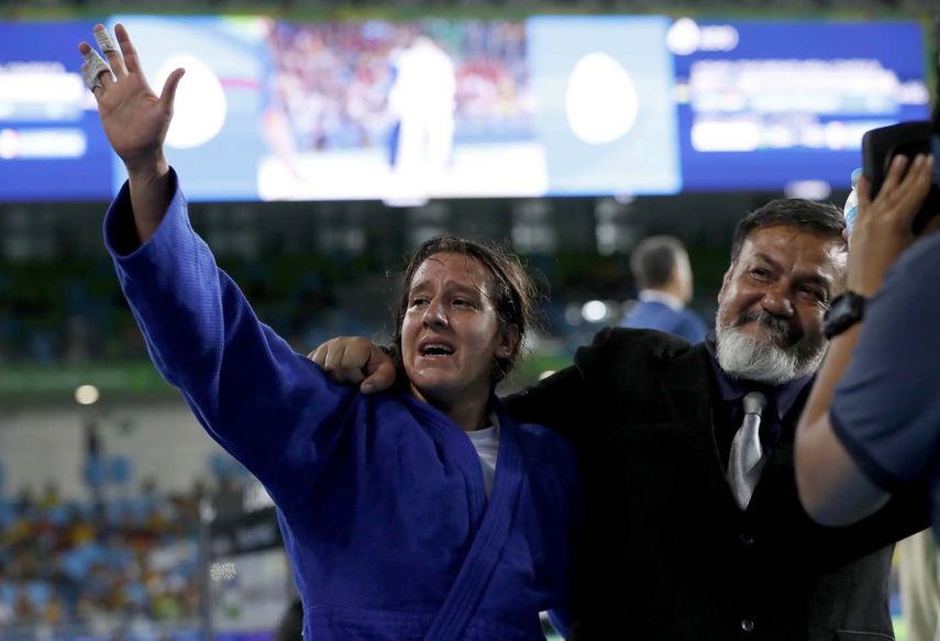 Naomi Soazo celebró el triunfo para la medalla de bronce junto a su padre y entrenador.