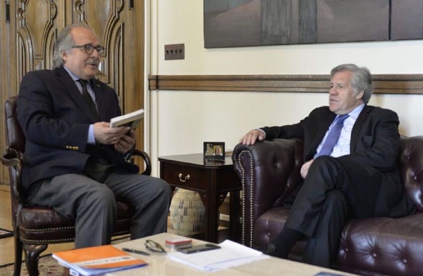 El jurista venezolano Asdrúbal Aguiar (izq.) junto al secretario general de la OEA, Luis Almagro (der.), durante su encuentro en Washington.