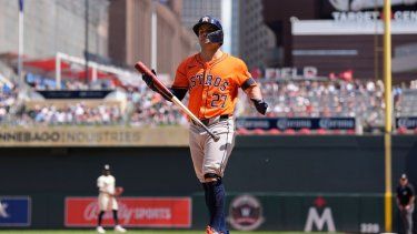 El venezolano José Altuve, de los Astros de Houston, vuelve a la cueva luego de poncharse en el juego del domingo 7 de julio de 2024, ante los Mellizos de Minnesota&nbsp;