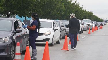 Una fila de carros con gente que fue a hacerse la prueba de COVID-19 en North Miami, Florida, el 21 de diciembre de 2021.&nbsp;