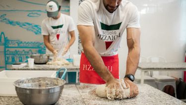 Confección de pizza napolitana.
