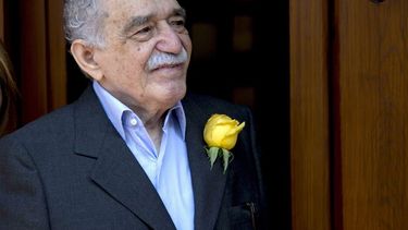 En esta foto de archivo del seis de marzo de 2014, el premio Nobel de Literatura Colombiana Gabriel Garc&iacute;a M&aacute;rquez aparece afuera de su casa en M&eacute;xico. Sus libros mantienen su venta.&nbsp;