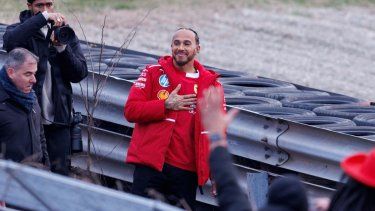 El piloto británico de Fórmula 1, Lewis Hamilton, saluda a los aficionados después de probar el nuevo Ferrari SF-25 durante las pruebas en el circuito de Fiorano, el 19 de febrero de 2025, en Fiorano Modenese, cerca de Maranello. 