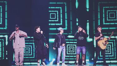 Marc Anthony y Piso 21 ensayan el lunes 19 de febrero de 2025 en el Kaseya Center de Miami para presentarse en Premio Lo Nuestro.