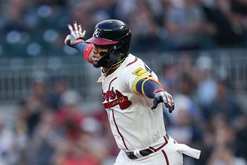 El venezolano Ronald Acuña Jr., de los Bravos de Atlanta, recorre las bases luego de sacudir un jonrón en el juego del martes 19 de septiembre de 2023, ante los Filis de Filadelfia&nbsp;