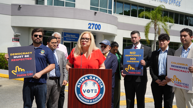 La supervisora de elecciones de Miami-Dade, Alina García, habla ante los medios de comunicación.