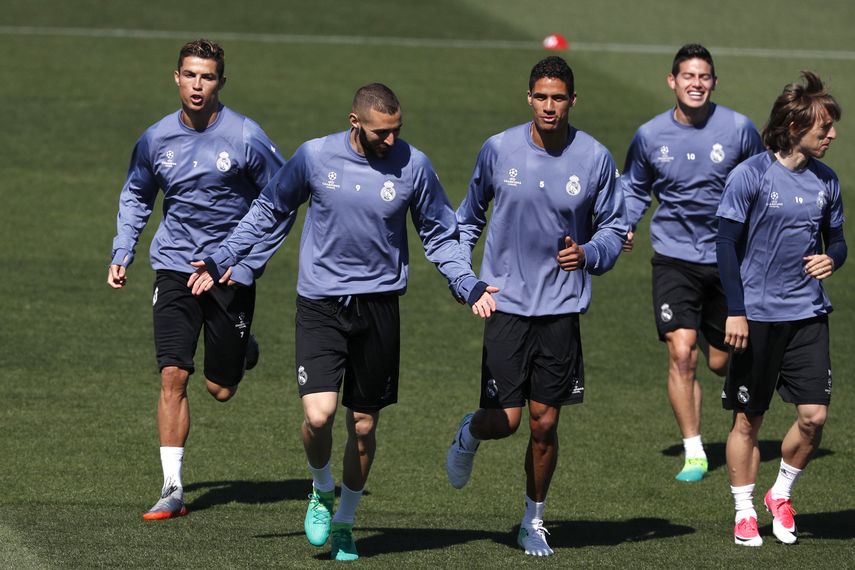 Los jugadores del&nbsp;Real&nbsp;Madrid&nbsp;(de izquierda a derecha) Cristiano Ronaldo, Karim Benzema, Raphael Varane, James Rodríguez y Luka Modric, durante el entrenamiento realizado este lunes en la Ciudad Deportiva de Valdebebas.