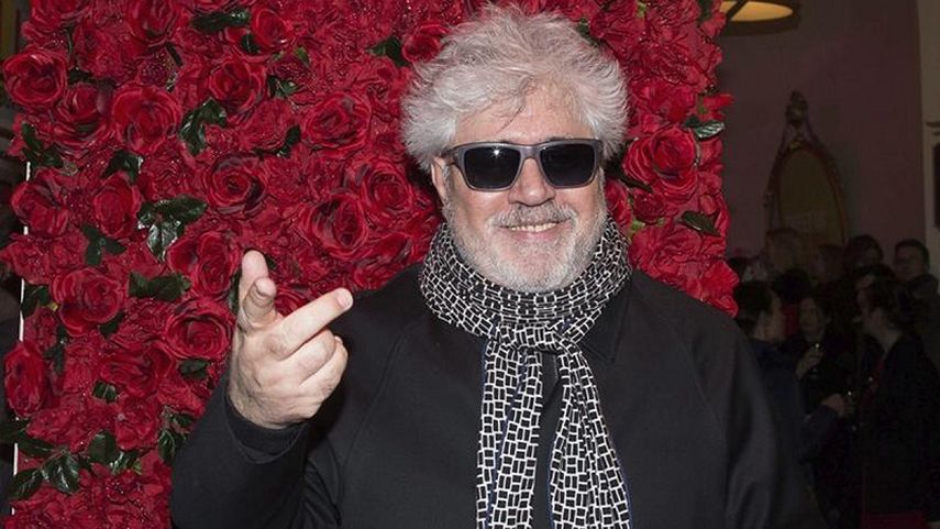 El cineasta español Pedro Almodóvar posa para las cámaras. (CORTESÍA). 