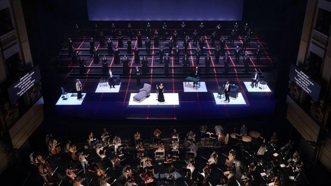Escena de gran formato que reúne coro, solistas y orquesta en una propuesta escénica contemporánea.