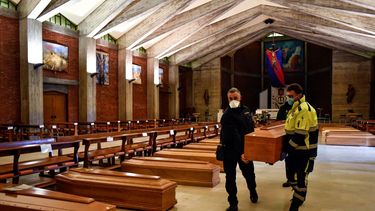 Foto tomada el 26 de marzo del 2020 de ata&uacute;des en la iglesia San Giuseppe en Seriate, cerca de Bergamo, Italia, una zona afectada por el coronavirus. En la mayor&iacute;a de la gente, el nuevo coronavirus provoca s&iacute;ntomas leves o moderados. En algunas personas, sobre todos los adultos mayores y las que padecen trastornos de salud subyacentes, puede provocar enfermedades m&aacute;s graves, como la neumon&iacute;a, e incluso la muerte.&nbsp;