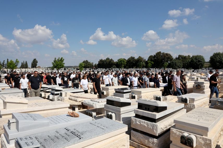 Los dolientes caminan por el cementerio durante el funeral de Naor Hassisim, víctima del ataque al kibutz Kfar Aza la semana pasada por miembros del grupo terrorista Hamas, en un cementerio de la ciudad de Ashdod, en el sur de Israel, el 16 de octubre de 2023.&nbsp; &nbsp;