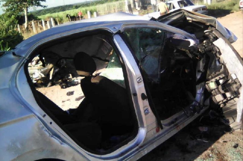 El auto de turismo involucrado en el accidente ocurrido este jueves 4 de octubre en el centro de Cuba quedó totalmente destruido.