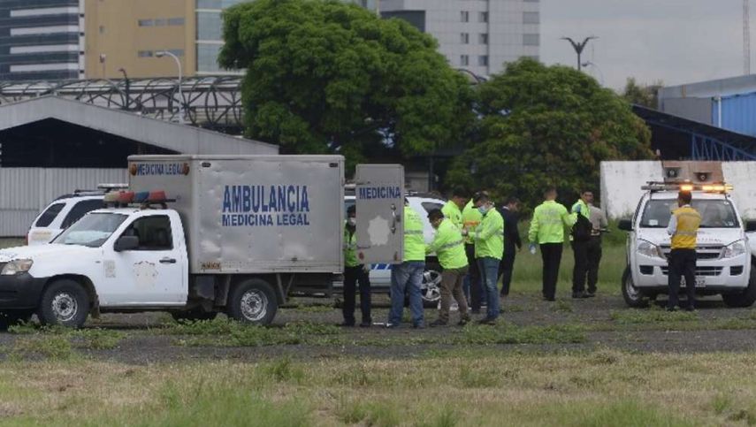 Personal de criminalística investiga el incidente en el que dos menores fallecieron al caer del tren de aterrizaje de un avión que despegaba del aeropuerto de Guayaquil, Ecuador.