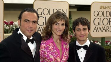 En esta foto de archivo tomada el 21 de enero de 2001, el director mexicano Alejandro González Iñárritu (izq.) Y el elenco de Amores Perros, nominada a Mejor Película en Lengua Extranjera, la actriz española Goya Toledo (centro) y el actor mexicano Gael Bernal posan para los fotógrafos. cuando llegan a la 58ª entrega anual de los Globos de Oro en Beverly Hills. Una mentira piadosa, el talento de un cineasta debutante y una historia violenta sobre la miseria humana, hicieron posible, hace 20 años, que la película Amores Perros, de Alejandro González Iñárritu, cambiara el rumbo del cine mexicano. &nbsp;