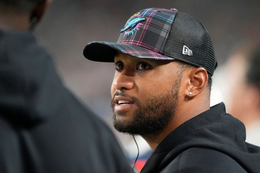 Tua Tagovailoa, quarterback de los Dolphins de Miami, habla con un compañero de equipo en la banca durante la segunda mitad del juego de la NFL contra los Titans de Tennessee, el lunes 30 de septiembre de 2024, en Miami Gardens, Florida.