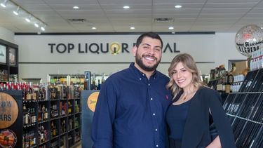Jesús García Scarafoni y su esposa, Jasmin Hachem.