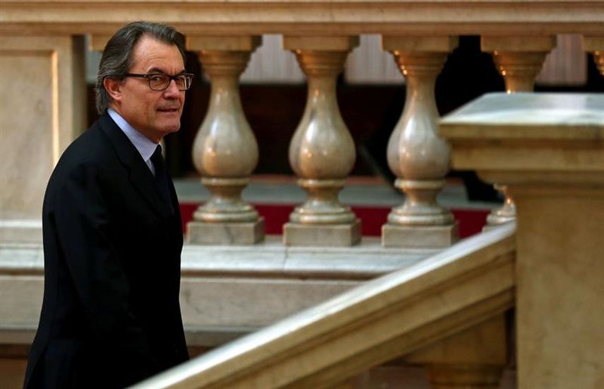 El presidente de la Generalitat en funciones, Artur Mas, a su llegada al Parlament de Cataluña, donde se celebró el pleno que debate y vota la resolución conjunta de Junts pel Sí y la CUP que pretende ser el inicio del proceso hacia la independencia de