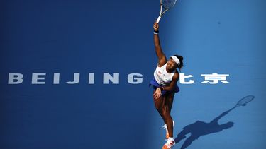 La japonesa Naomi Osaka sirve la pelota contra Jessica Pegula en el Abierto de China en Beijing el domingo, 29 de septiembre del 2019.&nbsp;