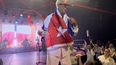 Willy Chirino, recibe del público una bandera cubana al final de su presentación.