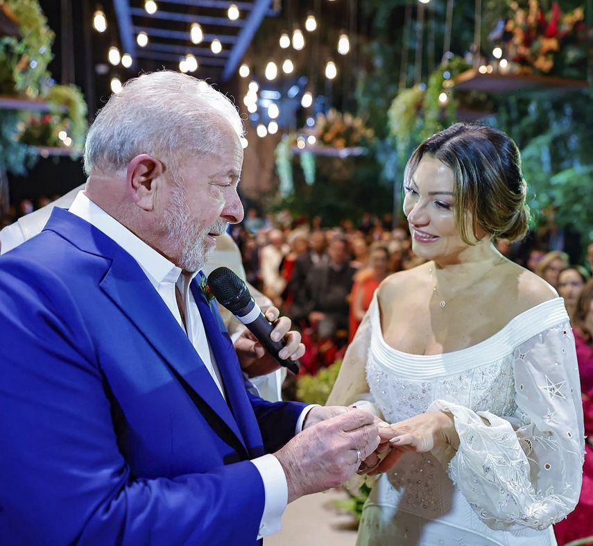 En esta foto distribuida por la oficina de prensa de la campaña presidencial de Luiz Inácio Lula da Silva, el exmandatario brasileño y la socióloga Rosangela Silva se casan en Sao Paulo, Brasil, el miércoles 18 de mayo de 2022.&nbsp;