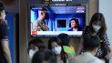 Una pantalla de televisión muestra un programa noticioso que reporta la visita de la presidenta de la Cámara de Representantes de Estados Unidos, Nancy Pelosi, al Área de Seguridad Conjunta en la localidad de Panmunjom, el viernes 5 de agosto de 2022, en la Estación Ferroviaria de Seúl, Corea del Sur. 
