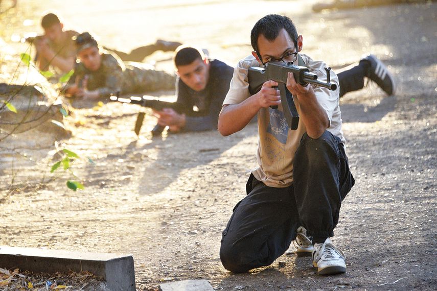 Voluntarios armenios practican antes de salir al frente de batalla.